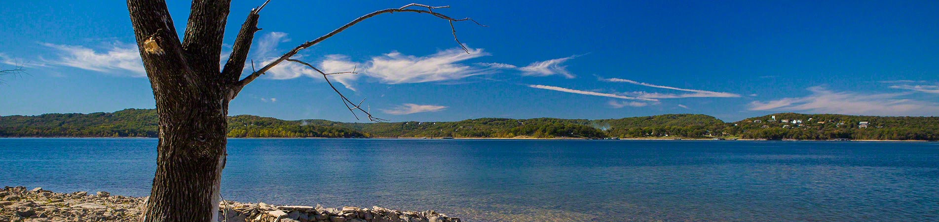 Excellent photograph taken from the shore of the Table Rock Lake in Branson, MO.